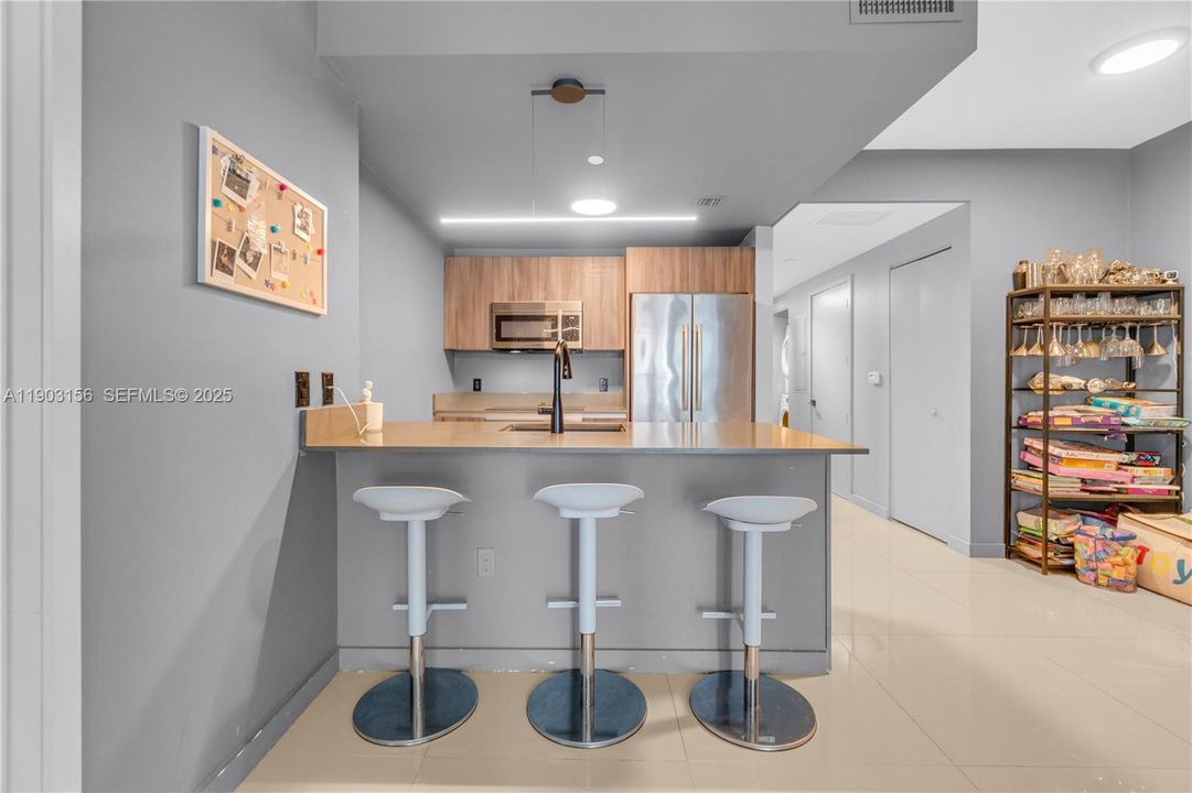 For Rent: $3,850 (1 beds, 1 baths, 758 Square Feet)