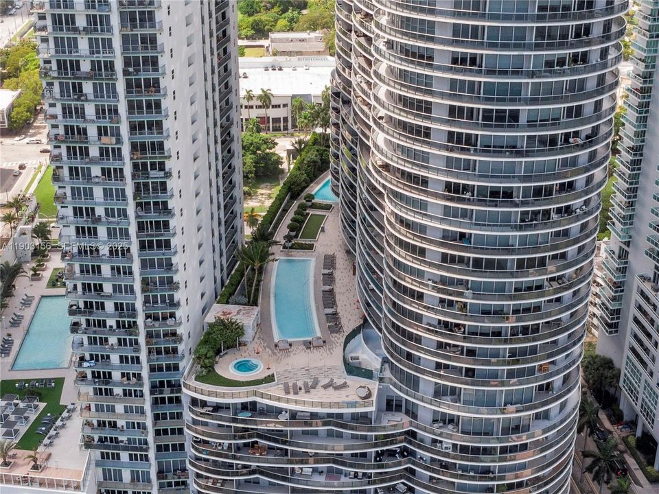 For Rent: $3,850 (1 beds, 1 baths, 758 Square Feet)