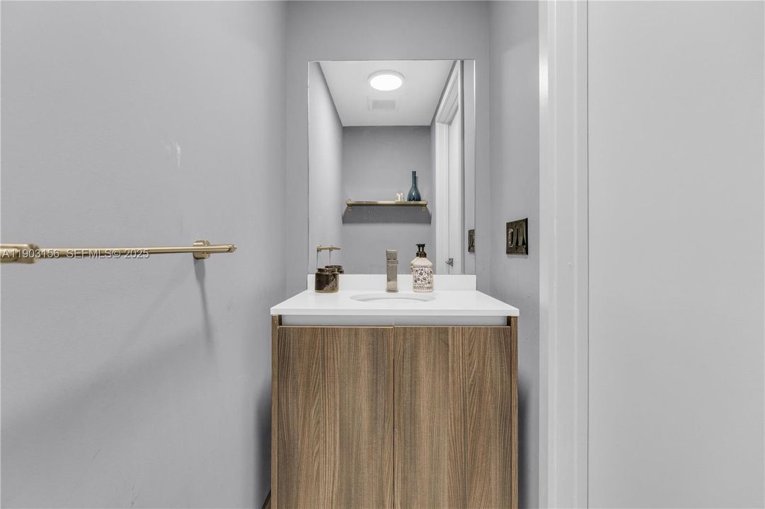 For Rent: $3,850 (1 beds, 1 baths, 758 Square Feet)