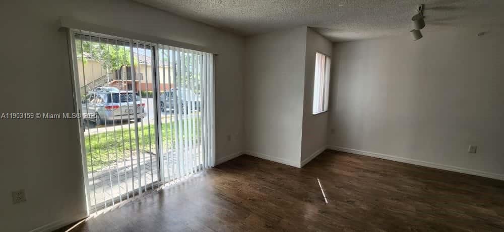 Recently Rented: $1,600 (1 beds, 1 baths, 746 Square Feet)