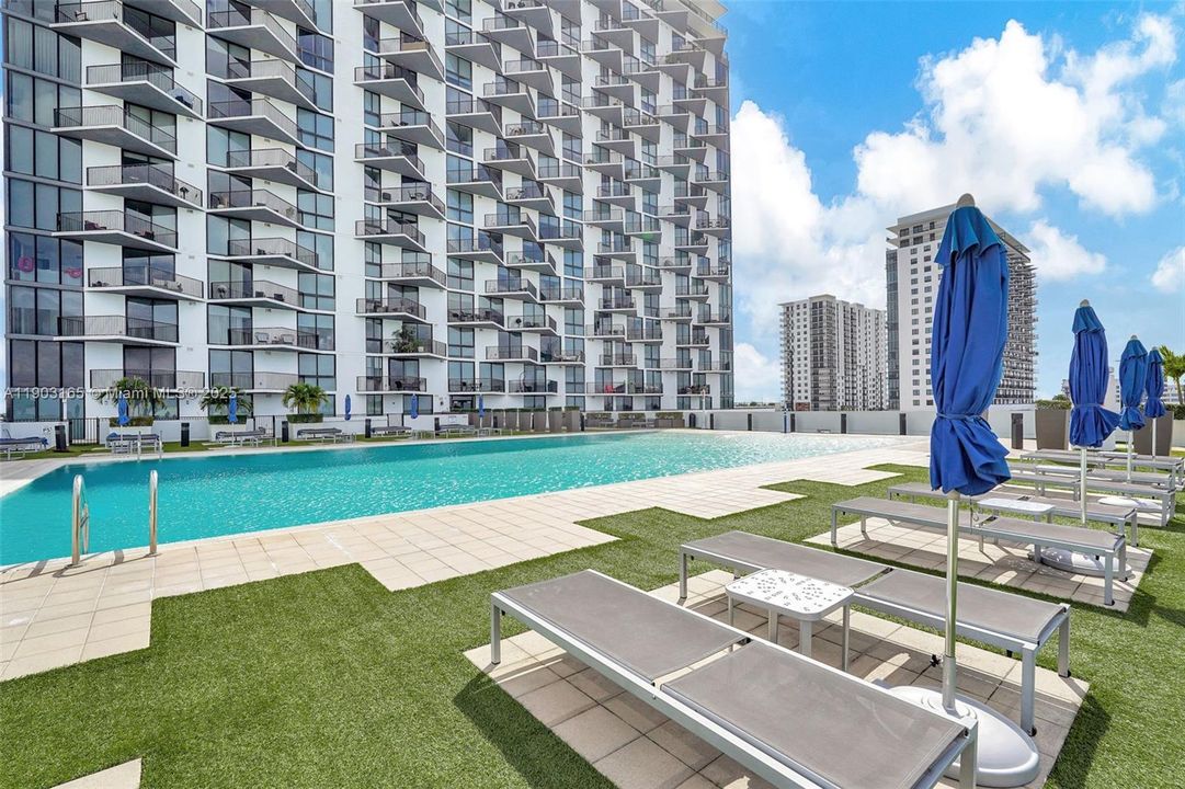 Activo con contrato: $529,999 (2 camas, 2 baños, 1063 Pies cuadrados)