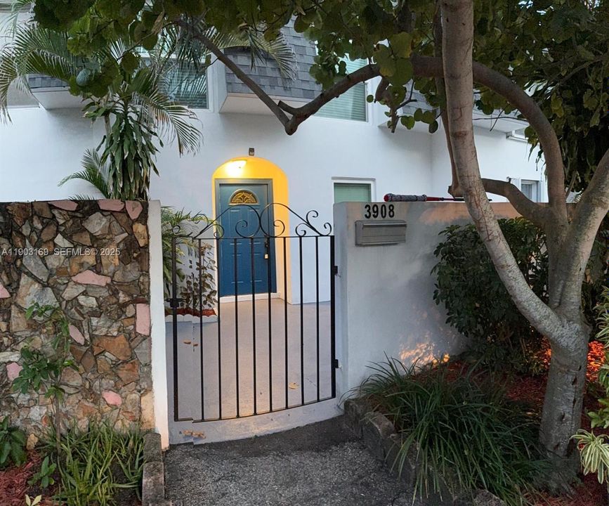 For Rent: $2,900 (3 beds, 2 baths, 1440 Square Feet)