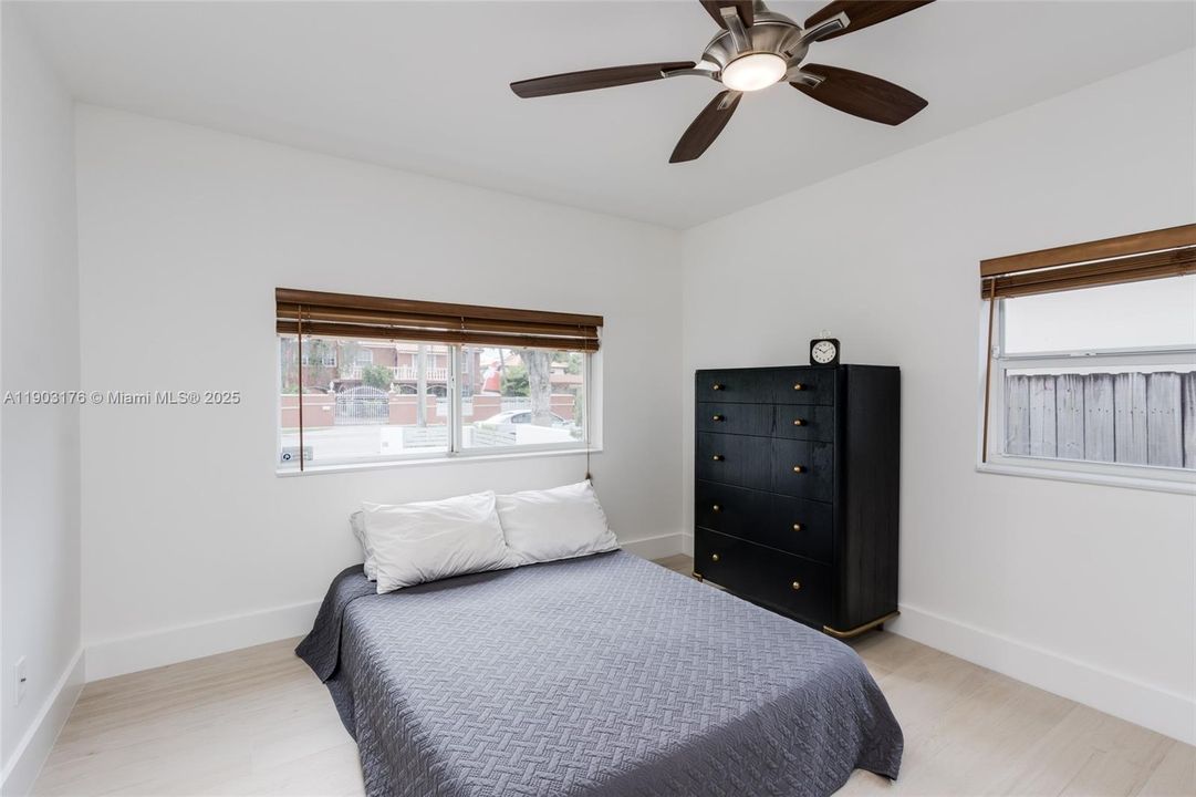 合同活跃: $1,390,000 (3 贝兹, 2 浴室, 1672 平方英尺)