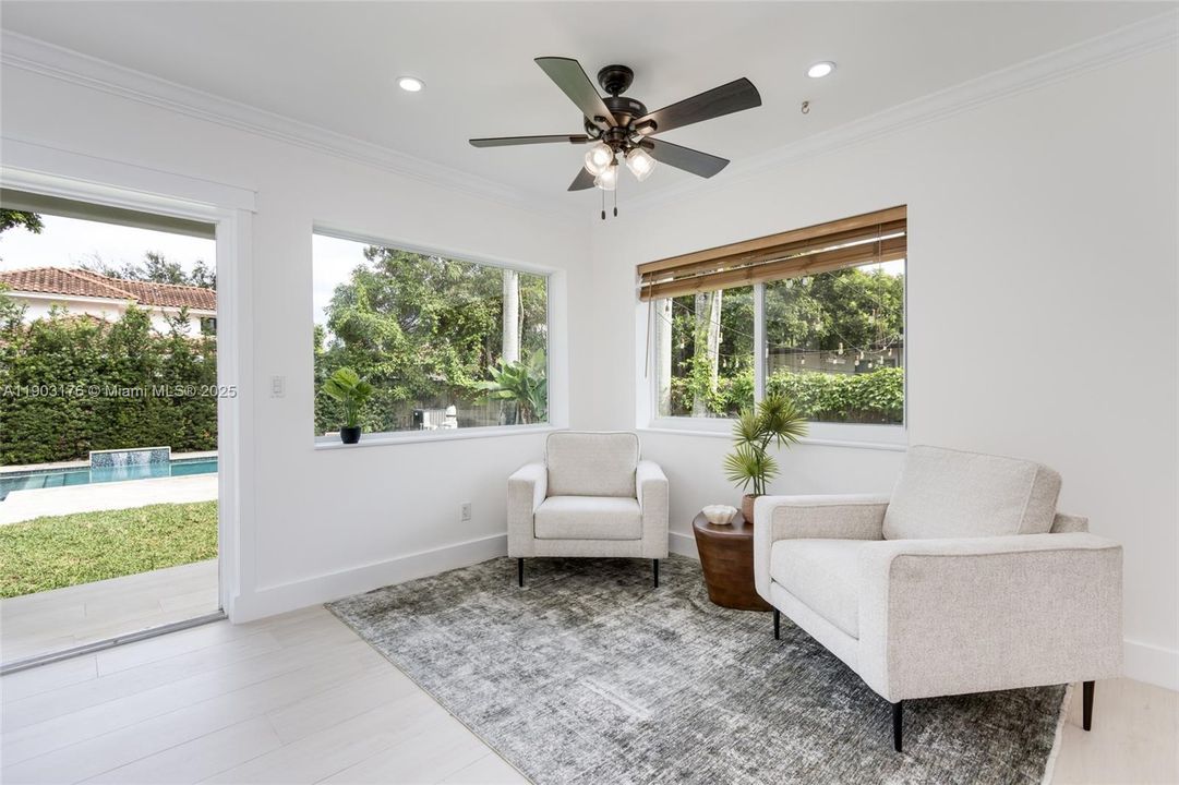 合同活跃: $1,390,000 (3 贝兹, 2 浴室, 1672 平方英尺)