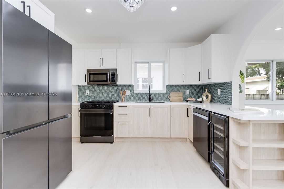 合同活跃: $1,390,000 (3 贝兹, 2 浴室, 1672 平方英尺)