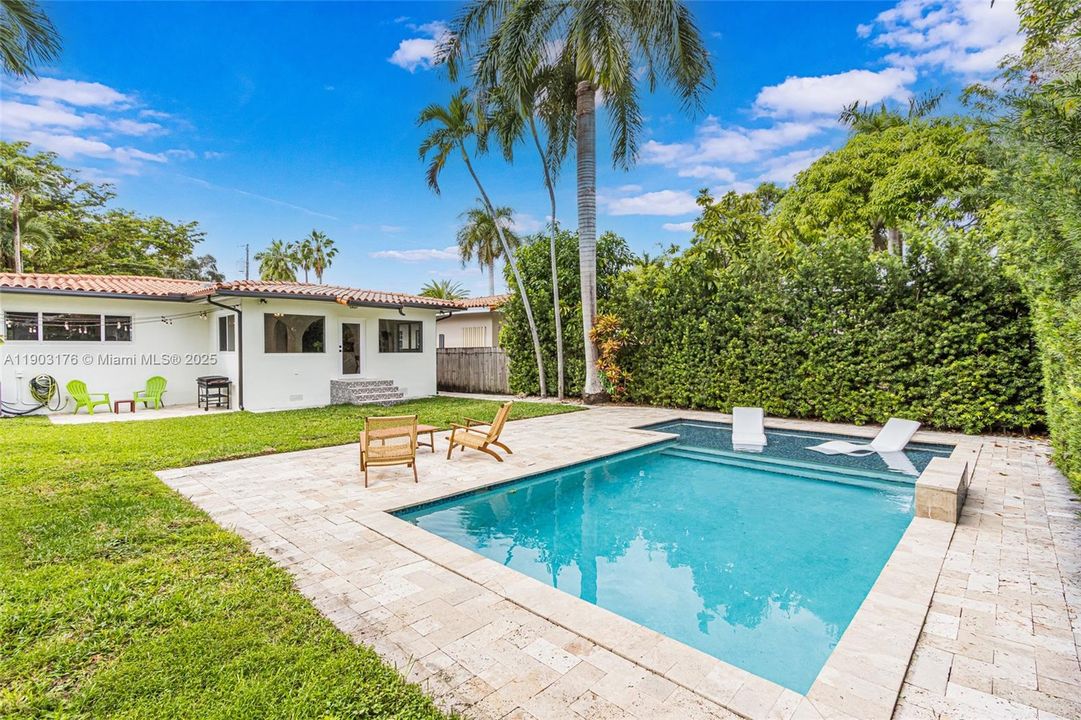 合同活跃: $1,390,000 (3 贝兹, 2 浴室, 1672 平方英尺)