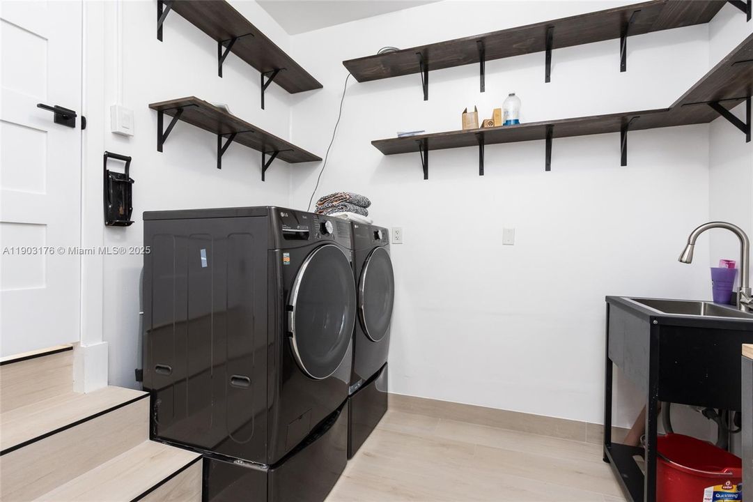 合同活跃: $1,390,000 (3 贝兹, 2 浴室, 1672 平方英尺)