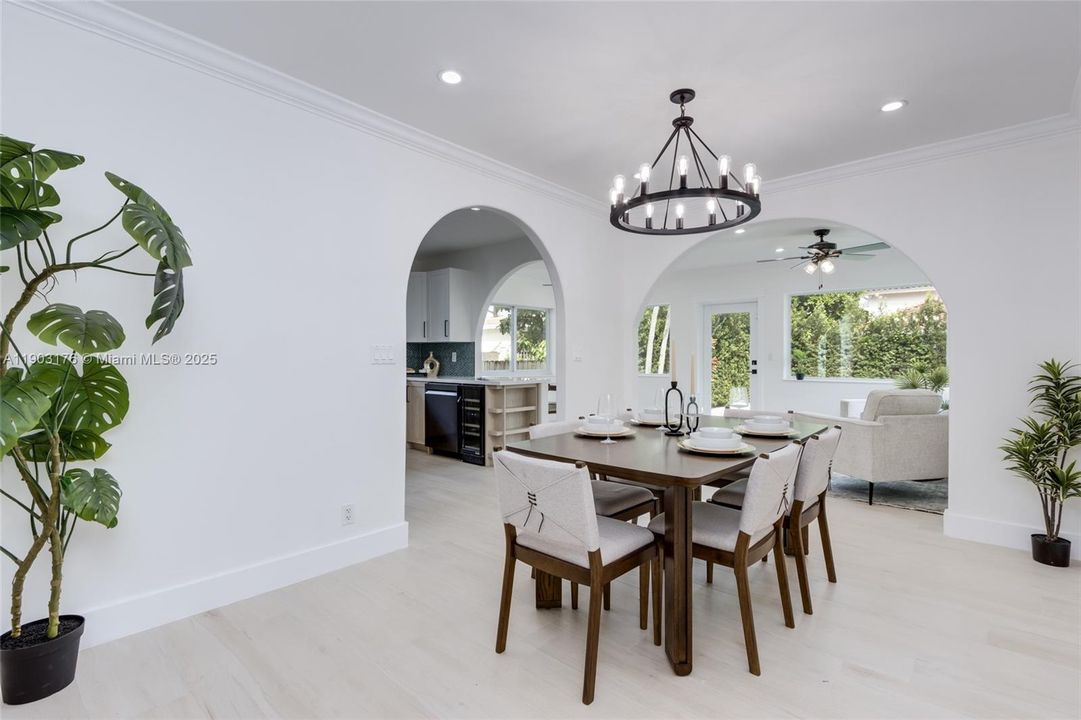 合同活跃: $1,390,000 (3 贝兹, 2 浴室, 1672 平方英尺)