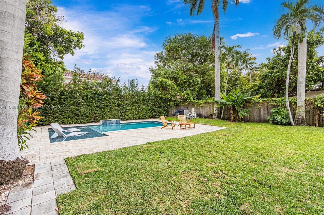 合同活跃: $1,390,000 (3 贝兹, 2 浴室, 1672 平方英尺)