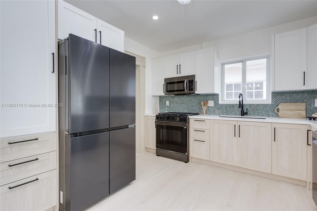 合同活跃: $1,390,000 (3 贝兹, 2 浴室, 1672 平方英尺)