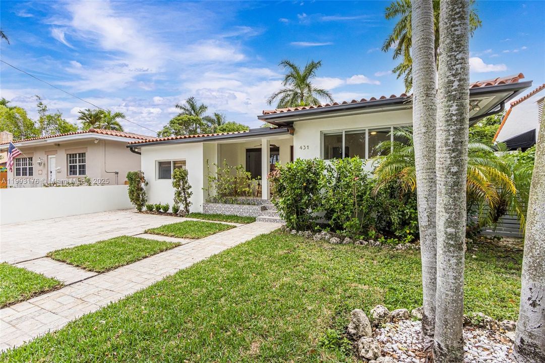 合同活跃: $1,390,000 (3 贝兹, 2 浴室, 1672 平方英尺)