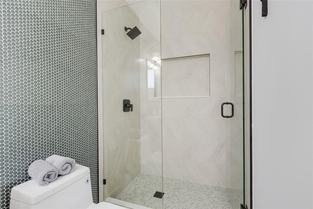 合同活跃: $1,390,000 (3 贝兹, 2 浴室, 1672 平方英尺)