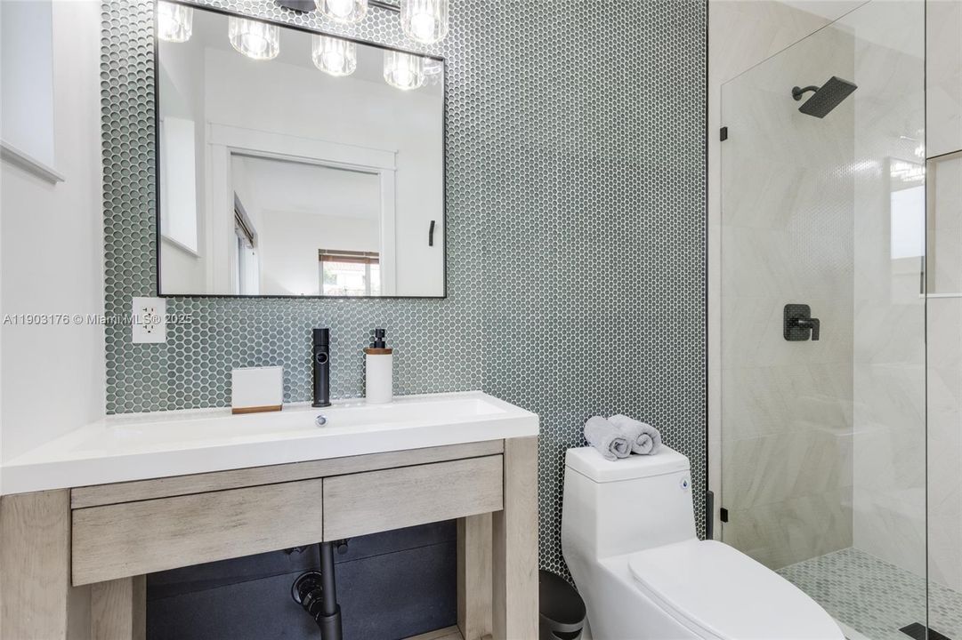 合同活跃: $1,390,000 (3 贝兹, 2 浴室, 1672 平方英尺)