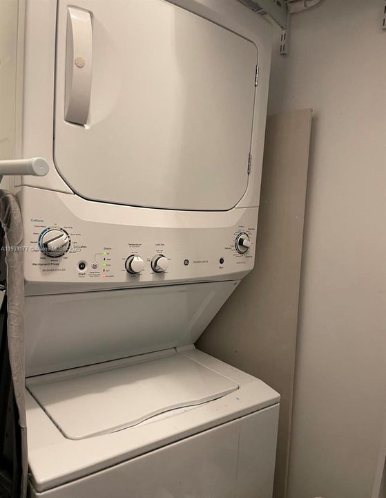 Active With Contract: $3,000 (1 beds, 1 baths, 673 Square Feet)