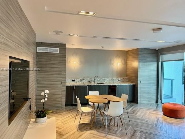 Active With Contract: $3,000 (1 beds, 1 baths, 673 Square Feet)