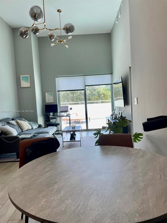 Active With Contract: $3,000 (1 beds, 1 baths, 673 Square Feet)