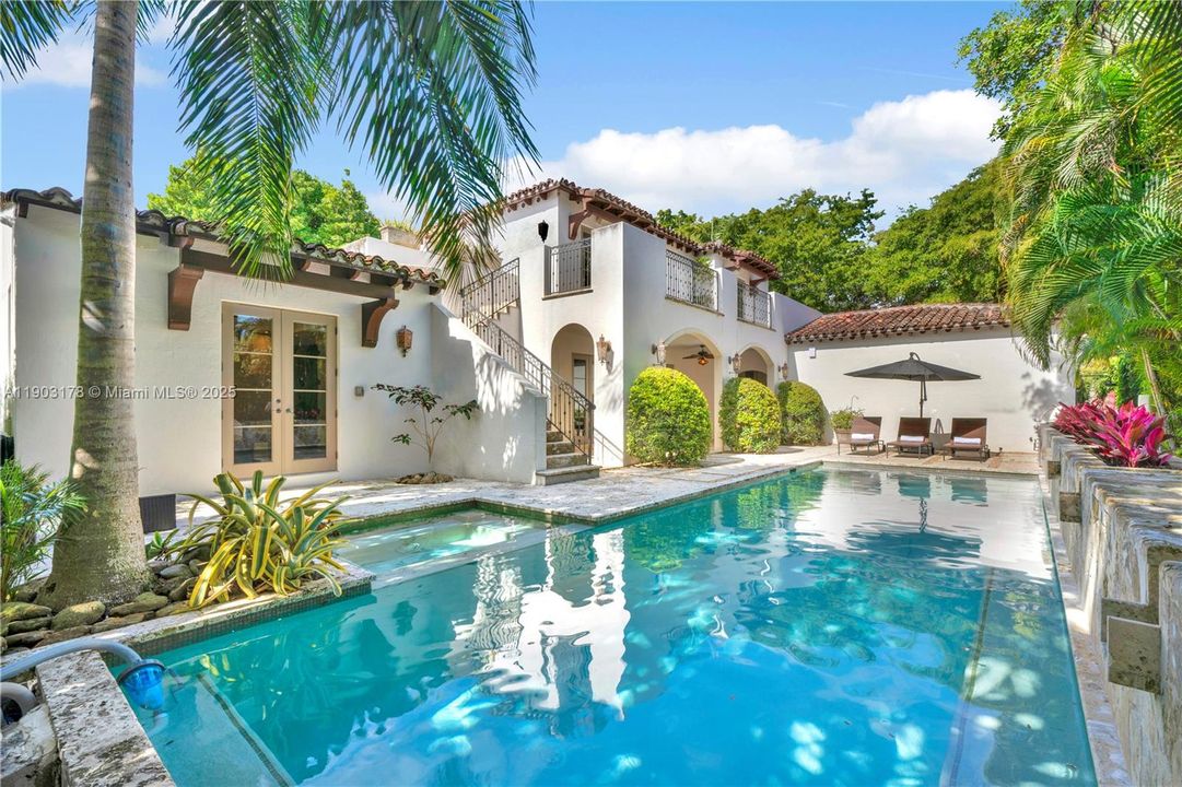 Active With Contract: $4,850,000 (4 beds, 5 baths, 4111 Square Feet)