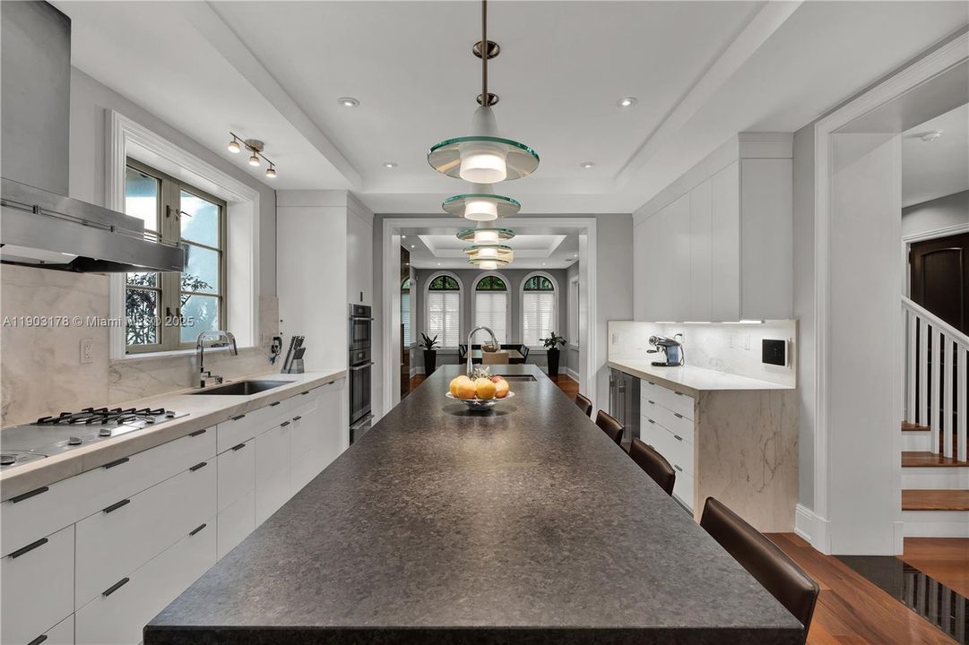 Active With Contract: $4,850,000 (4 beds, 5 baths, 4111 Square Feet)