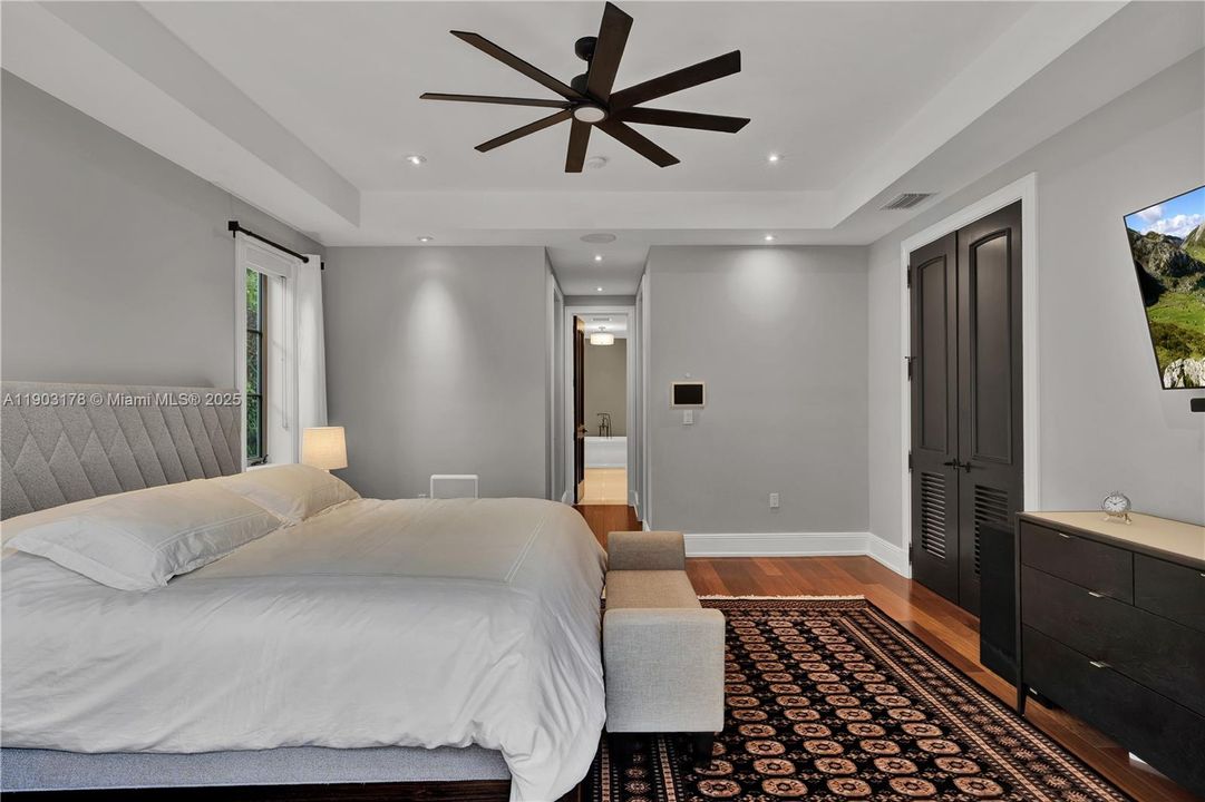 Active With Contract: $4,850,000 (4 beds, 5 baths, 4111 Square Feet)