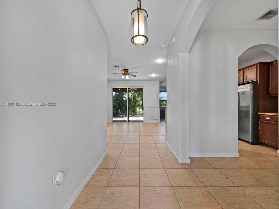 Activo con contrato: $700,000 (4 camas, 2 baños, 1949 Pies cuadrados)