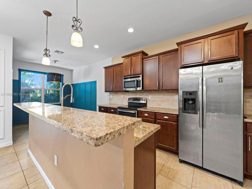 Activo con contrato: $700,000 (4 camas, 2 baños, 1949 Pies cuadrados)