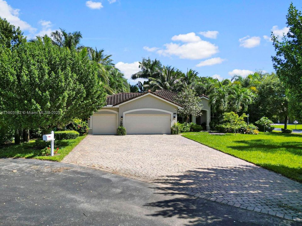 Activo con contrato: $700,000 (4 camas, 2 baños, 1949 Pies cuadrados)