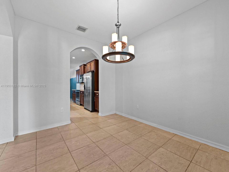 Activo con contrato: $700,000 (4 camas, 2 baños, 1949 Pies cuadrados)