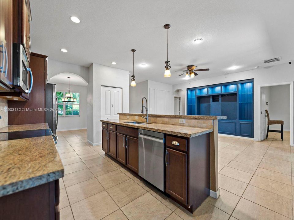 Activo con contrato: $700,000 (4 camas, 2 baños, 1949 Pies cuadrados)