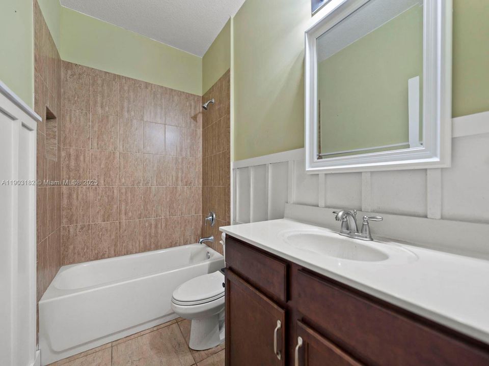 Activo con contrato: $700,000 (4 camas, 2 baños, 1949 Pies cuadrados)