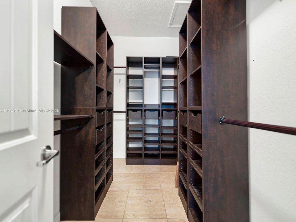 Activo con contrato: $700,000 (4 camas, 2 baños, 1949 Pies cuadrados)