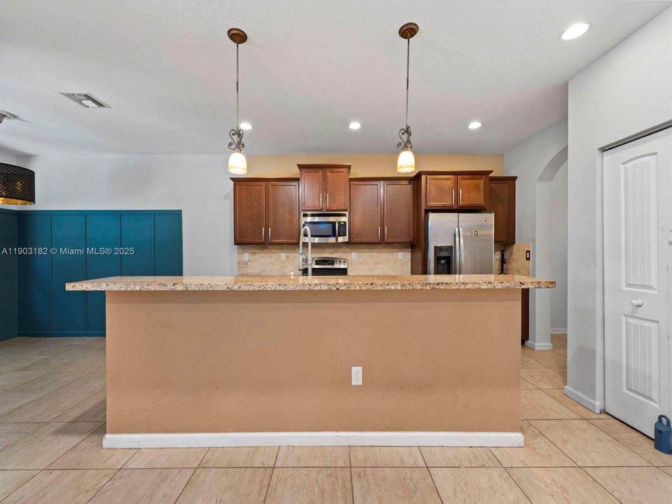 Activo con contrato: $700,000 (4 camas, 2 baños, 1949 Pies cuadrados)