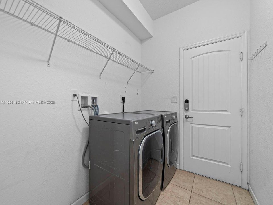 Activo con contrato: $700,000 (4 camas, 2 baños, 1949 Pies cuadrados)