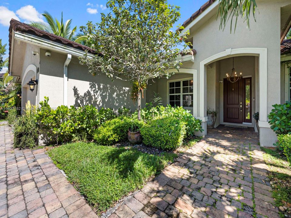 Activo con contrato: $700,000 (4 camas, 2 baños, 1949 Pies cuadrados)