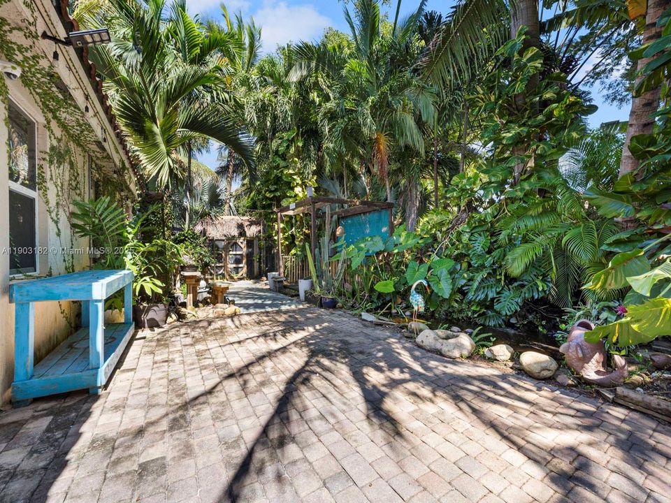 Activo con contrato: $700,000 (4 camas, 2 baños, 1949 Pies cuadrados)