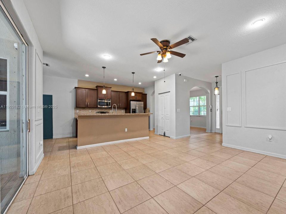 Activo con contrato: $700,000 (4 camas, 2 baños, 1949 Pies cuadrados)