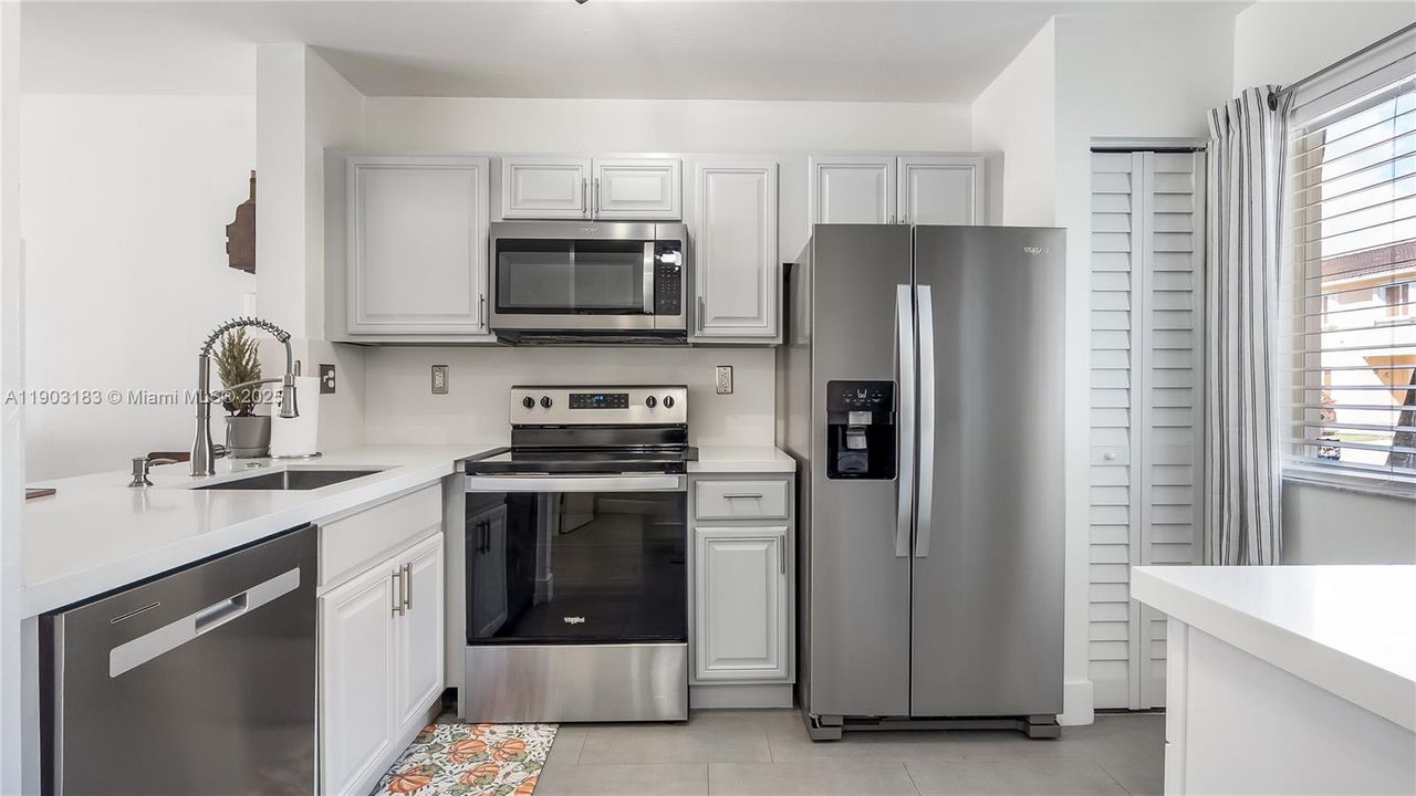 На продажу: $415,000 (3 спален, 2 ванн, 1270 Квадратных фут)