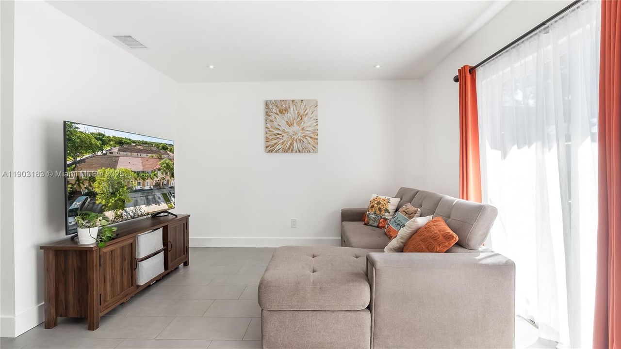 На продажу: $415,000 (3 спален, 2 ванн, 1270 Квадратных фут)