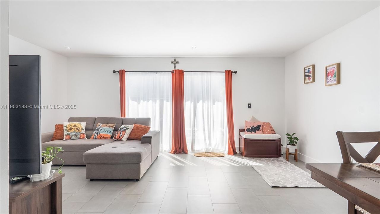 На продажу: $415,000 (3 спален, 2 ванн, 1270 Квадратных фут)