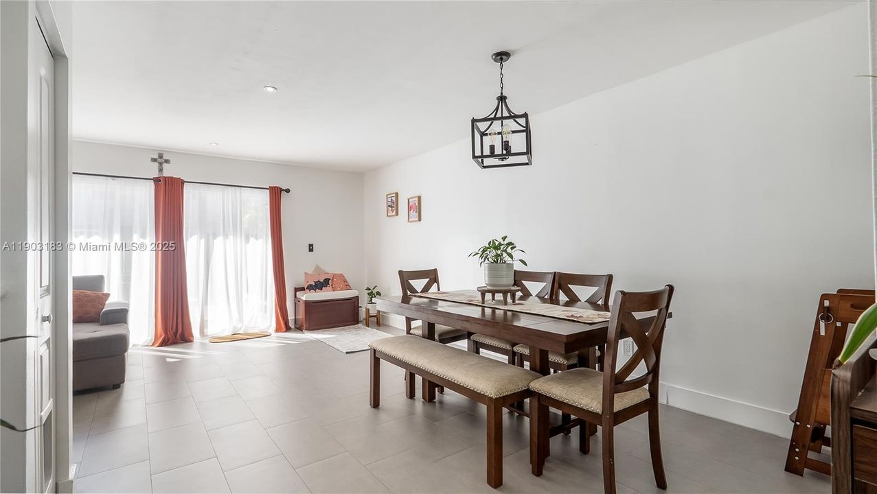 На продажу: $415,000 (3 спален, 2 ванн, 1270 Квадратных фут)