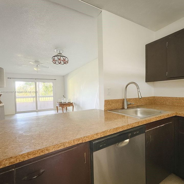 Recently Rented: $1,450 (1 beds, 1 baths, 712 Square Feet)