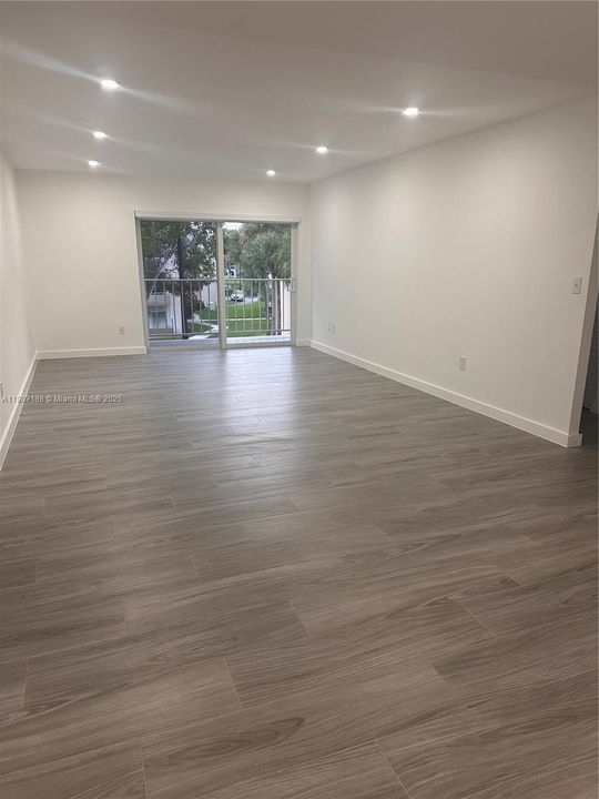 For Sale: $374,900 (2 beds, 2 baths, 1075 Square Feet)