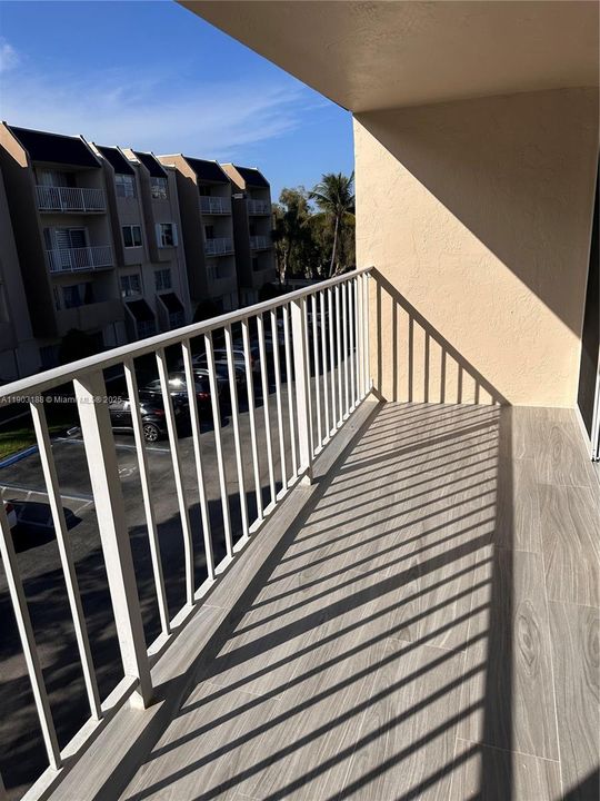 For Sale: $374,900 (2 beds, 2 baths, 1075 Square Feet)