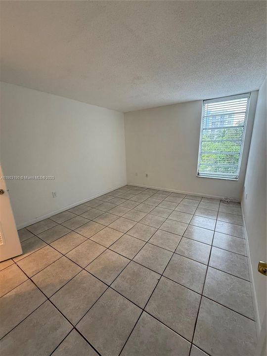 For Rent: $2,000 (2 beds, 1 baths, 968 Square Feet)