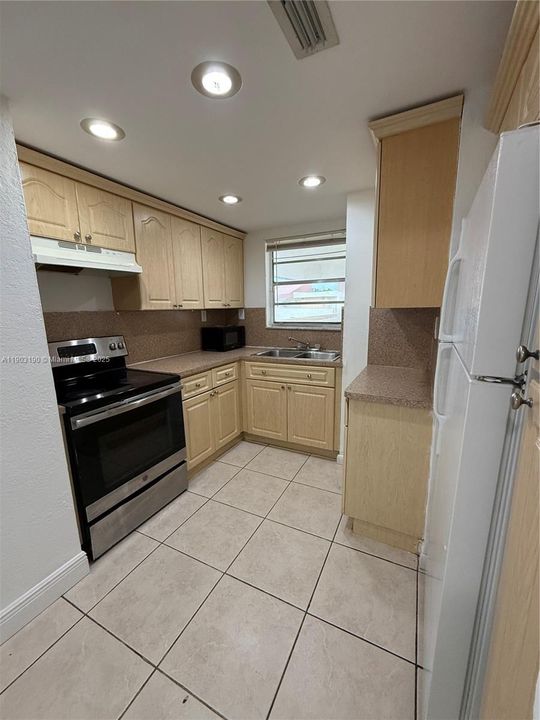 For Rent: $2,000 (2 beds, 1 baths, 968 Square Feet)