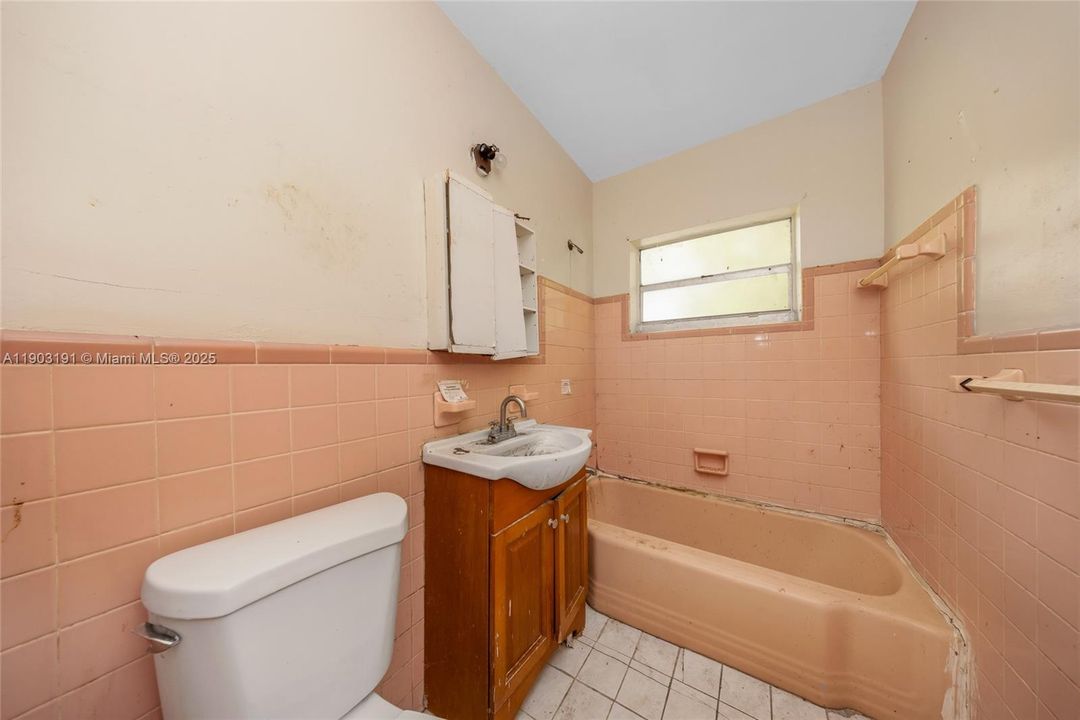 Active With Contract: $325,000 (3 beds, 2 baths, 1354 Square Feet)