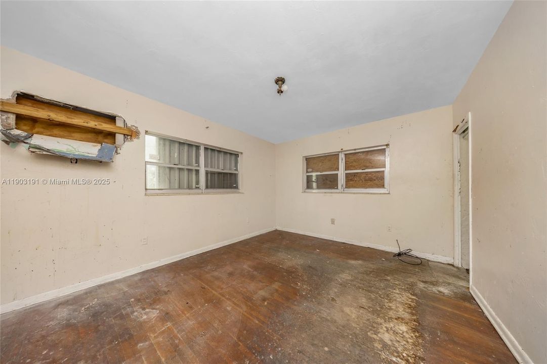 Active With Contract: $325,000 (3 beds, 2 baths, 1354 Square Feet)