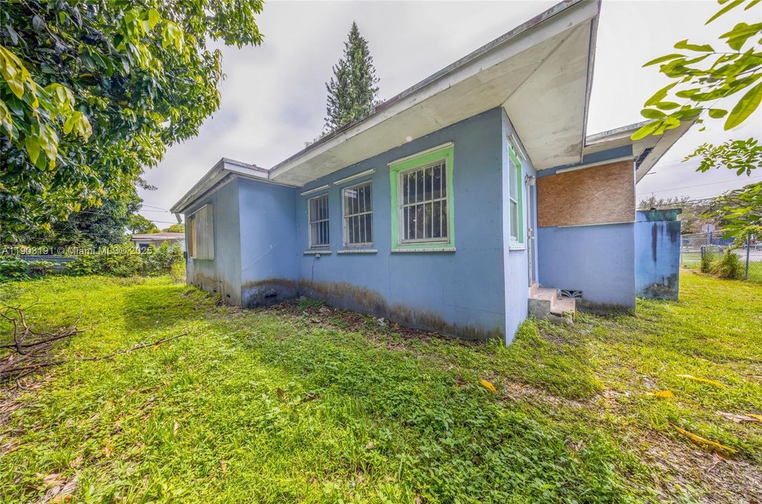 Active With Contract: $325,000 (3 beds, 2 baths, 1354 Square Feet)