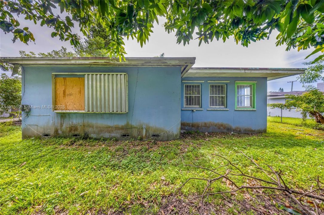 Active With Contract: $325,000 (3 beds, 2 baths, 1354 Square Feet)