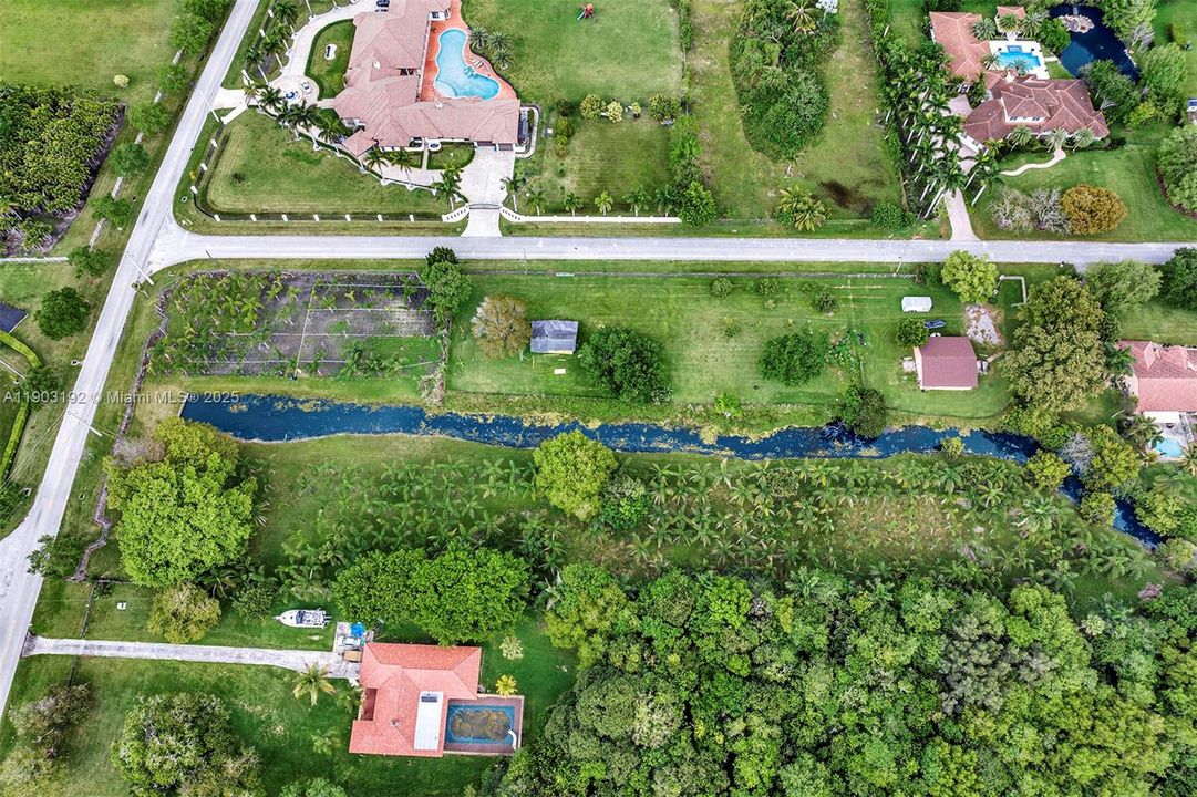 待售: $1,350,000 (2.88 acres)