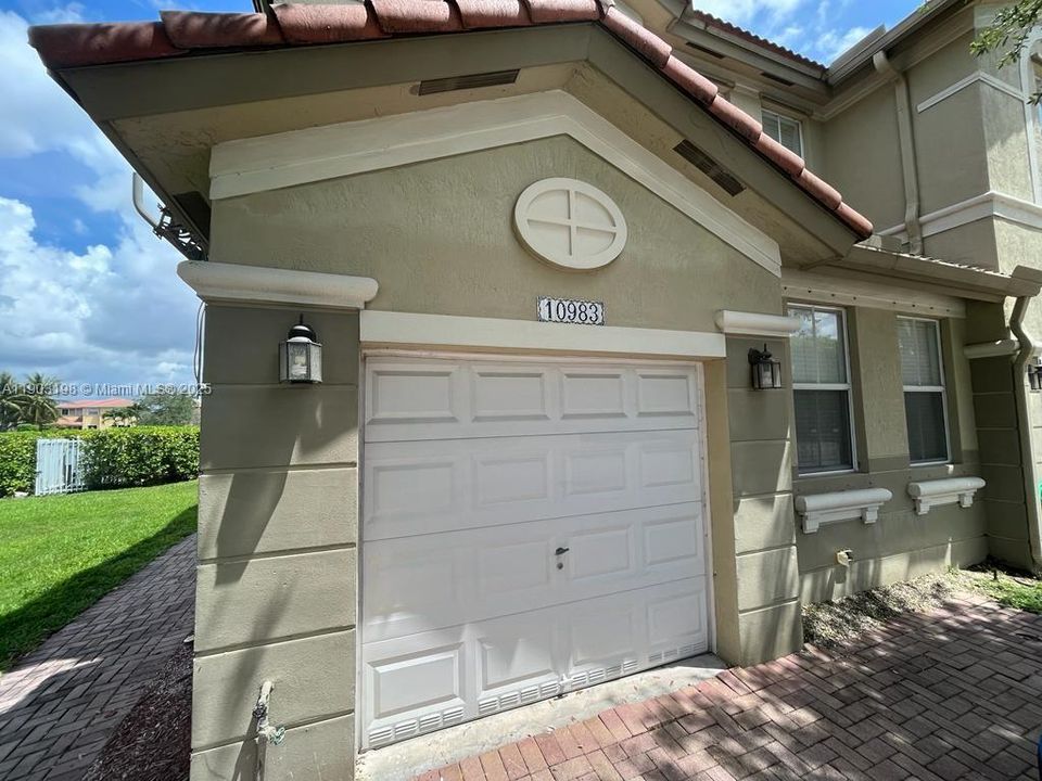 For Rent: $3,400 (3 beds, 2 baths, 1511 Square Feet)